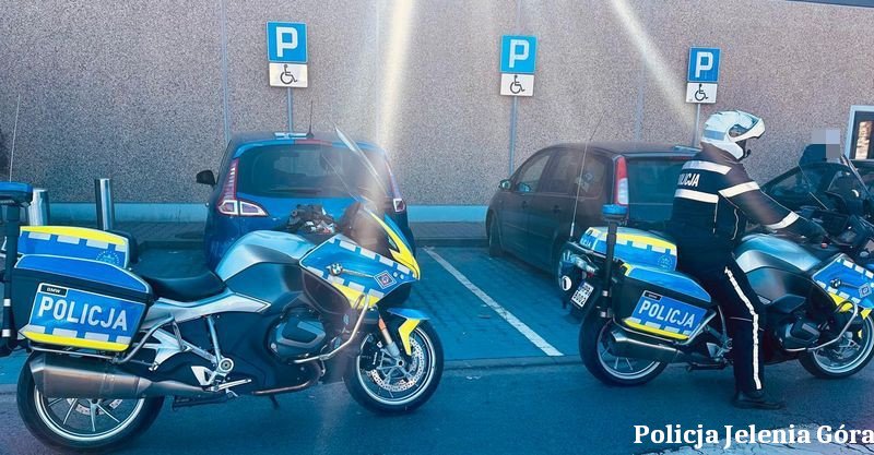 policjanci-kontrolowali-parkowanie-na-kopertach-131734