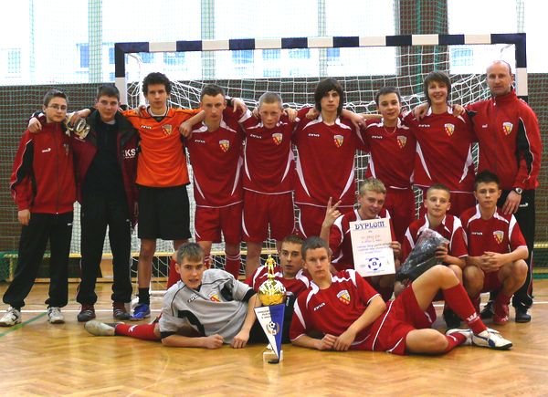 Pamiątkowe zdjęcie juniorów młodszych KKS Jelenia Góra.