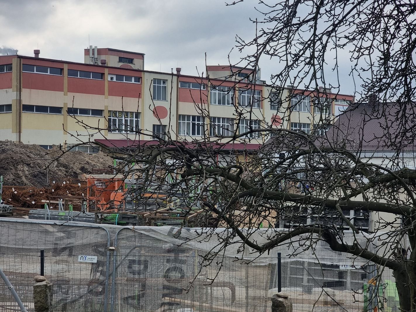 na-poznanskiej-buduja-apartamentowiec-131985
