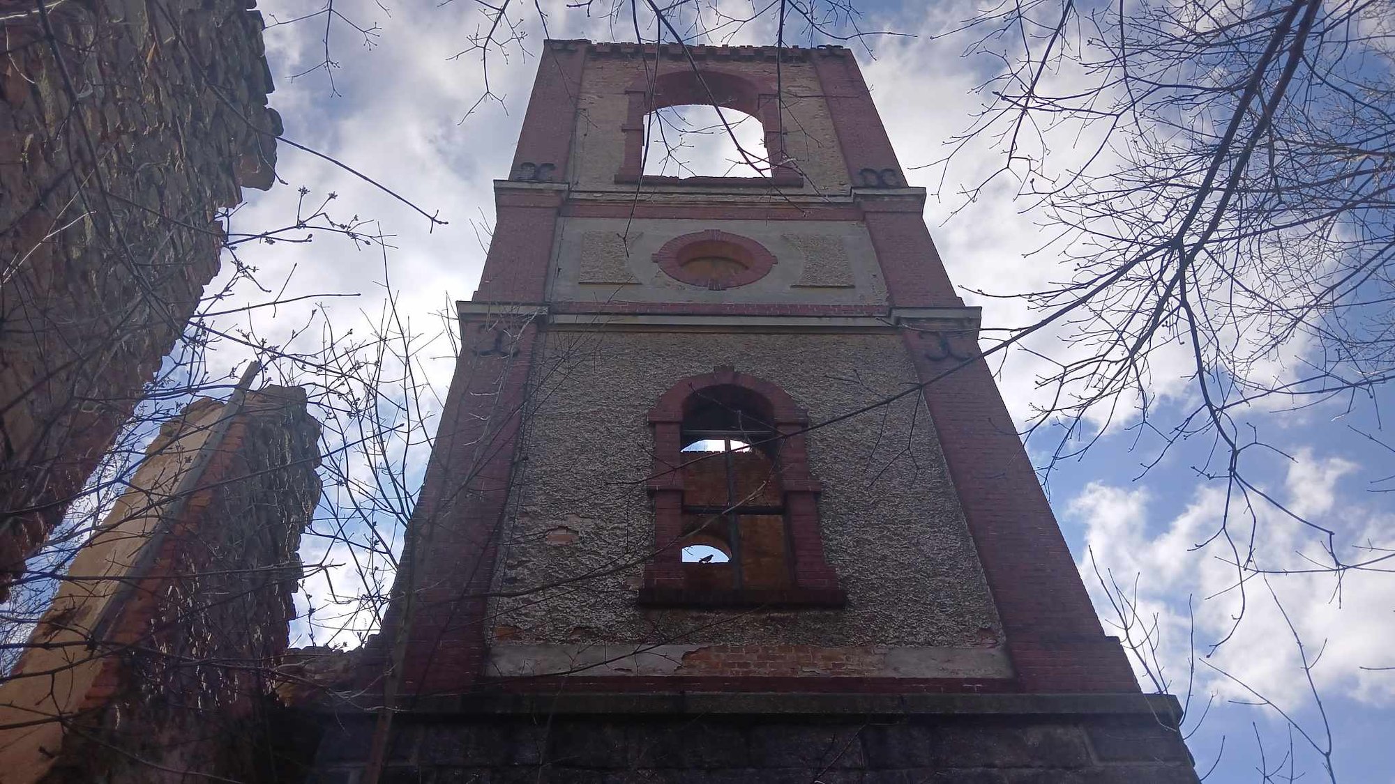 by-swiadkiem-religijnej-odwilzy-koscio-ewangelicki-w-karpnikach-pochania-natura-132058