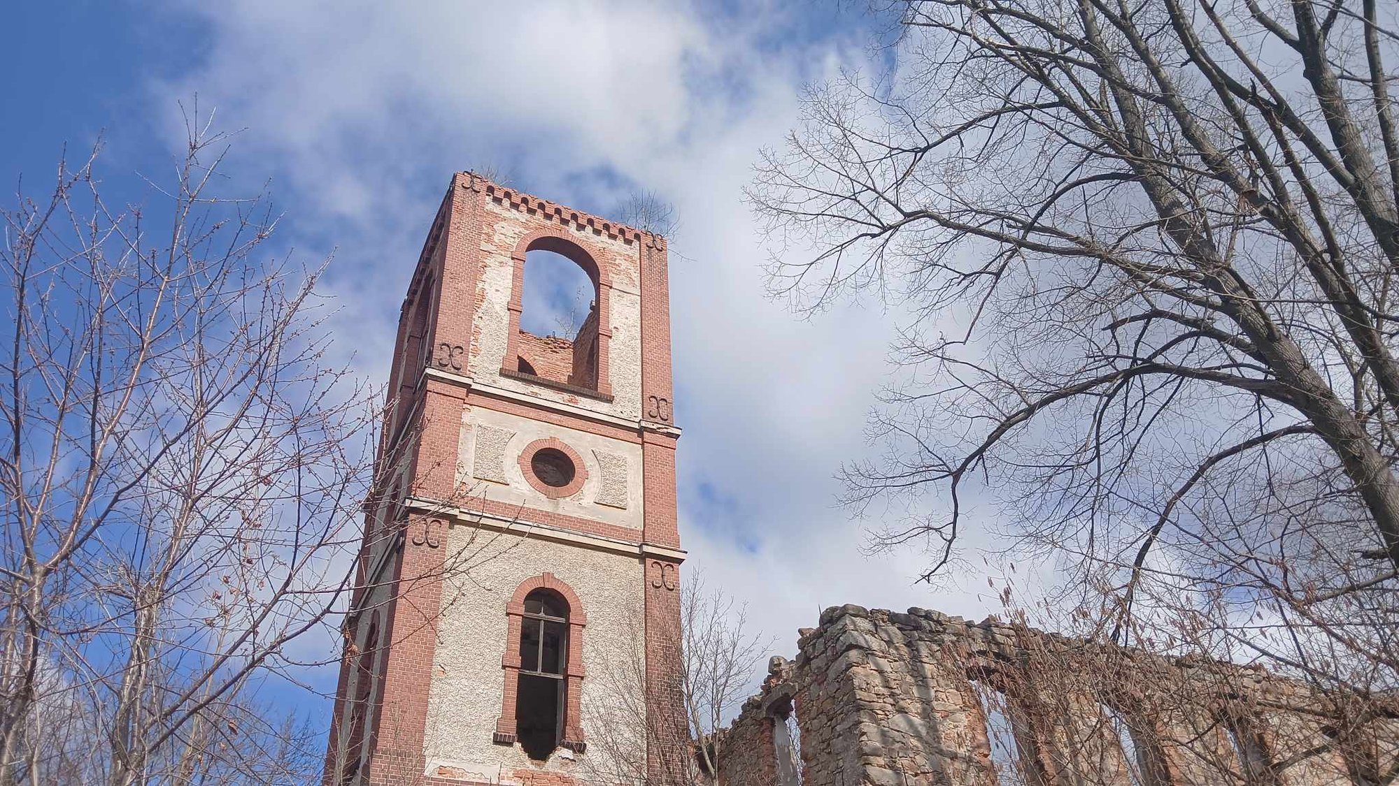 by-swiadkiem-religijnej-odwilzy-koscio-ewangelicki-w-karpnikach-pochania-natura-132058