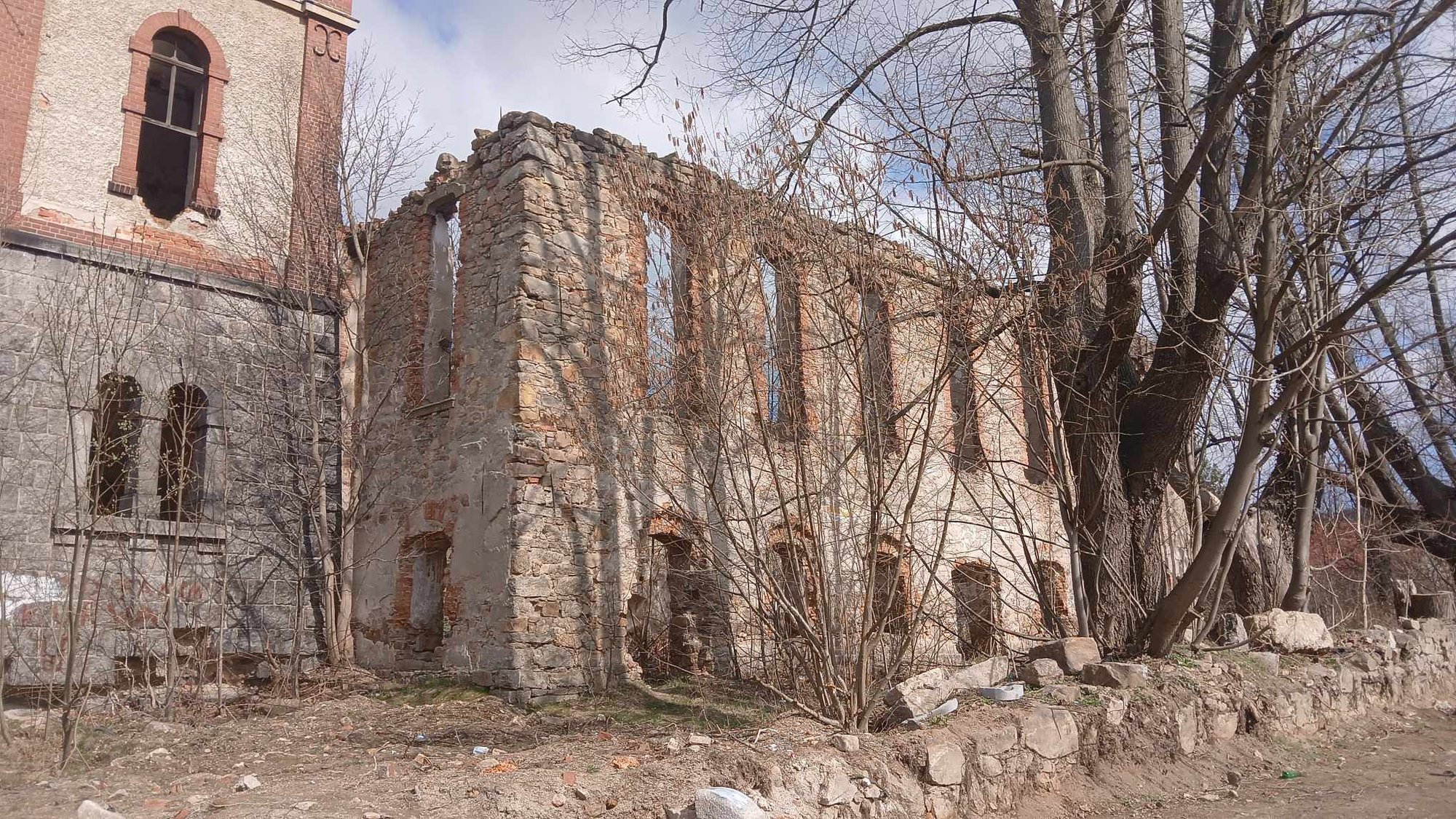 by-swiadkiem-religijnej-odwilzy-koscio-ewangelicki-w-karpnikach-pochania-natura-132058