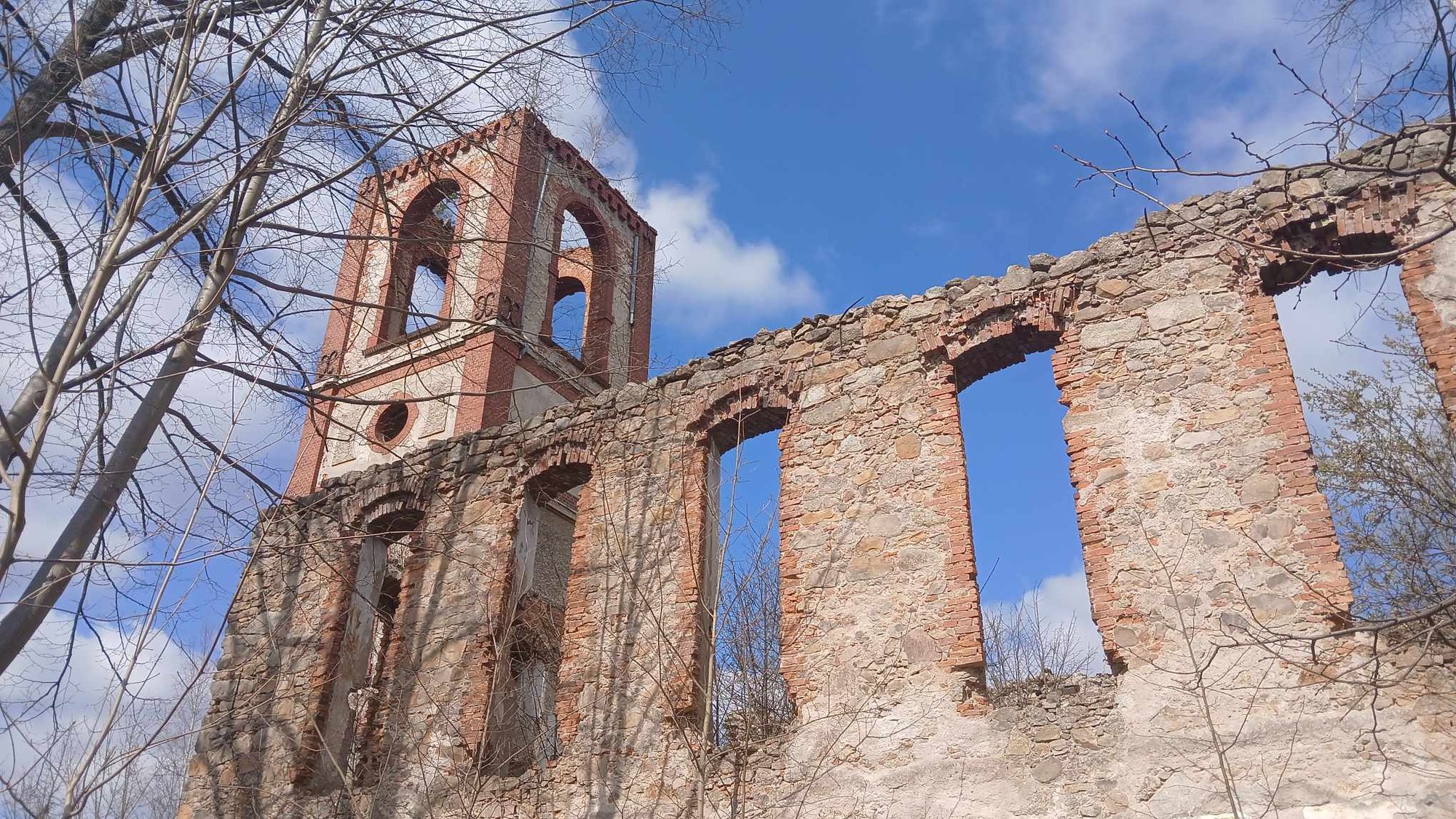 by-swiadkiem-religijnej-odwilzy-koscio-ewangelicki-w-karpnikach-pochania-natura-132058