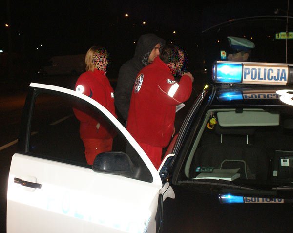 ambulans-potraci-mezczyzne-na-rogatkach-miasta-13208