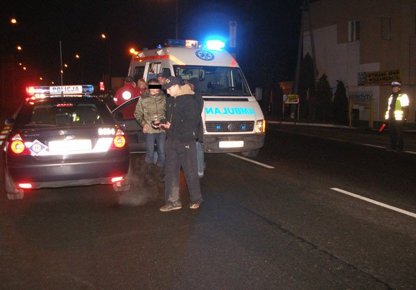 ambulans-potraci-mezczyzne-na-rogatkach-miasta-13208