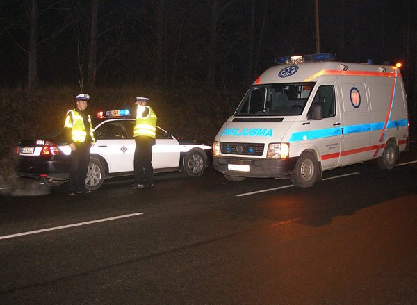 ambulans-potraci-mezczyzne-na-rogatkach-miasta-13208