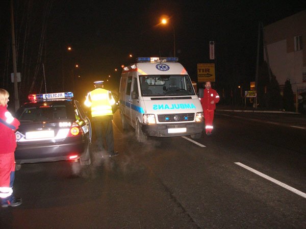 ambulans-potraci-mezczyzne-na-rogatkach-miasta-13208