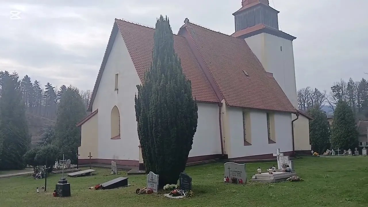 znak-zbrodni-na-dachu-koscioa-krzyz-pokutny-w-janowicach-wielkich-132096