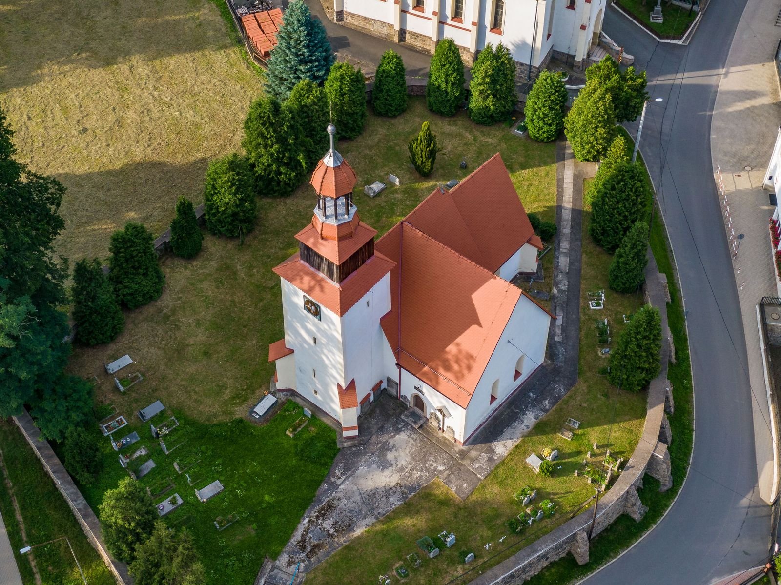 znak-zbrodni-na-dachu-koscioa-krzyz-pokutny-w-janowicach-wielkich-132096