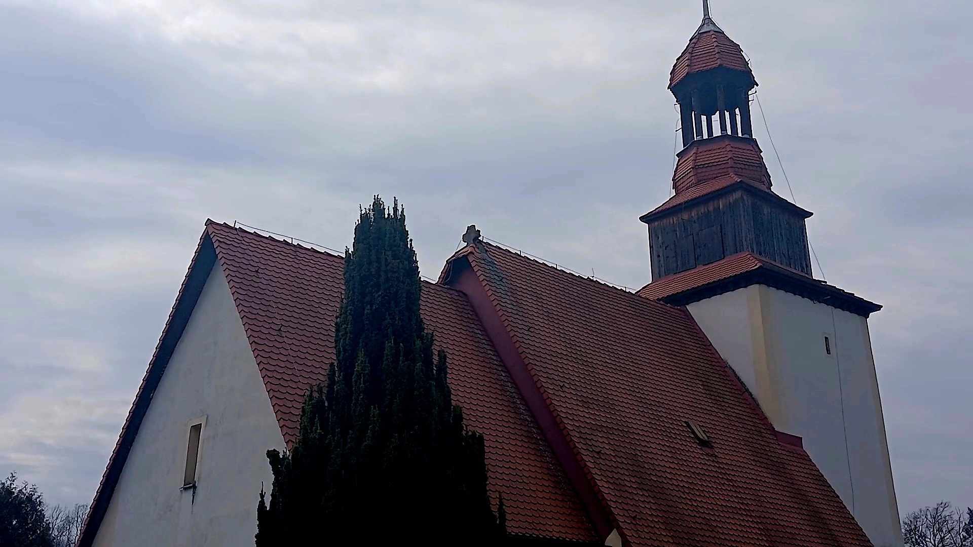 znak-zbrodni-na-dachu-koscioa-krzyz-pokutny-w-janowicach-wielkich-132096