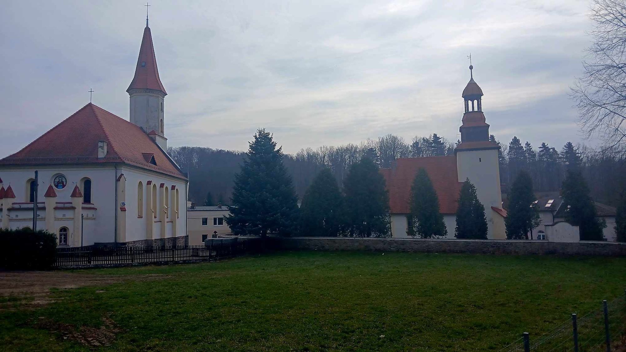 znak-zbrodni-na-dachu-koscioa-krzyz-pokutny-w-janowicach-wielkich-132096