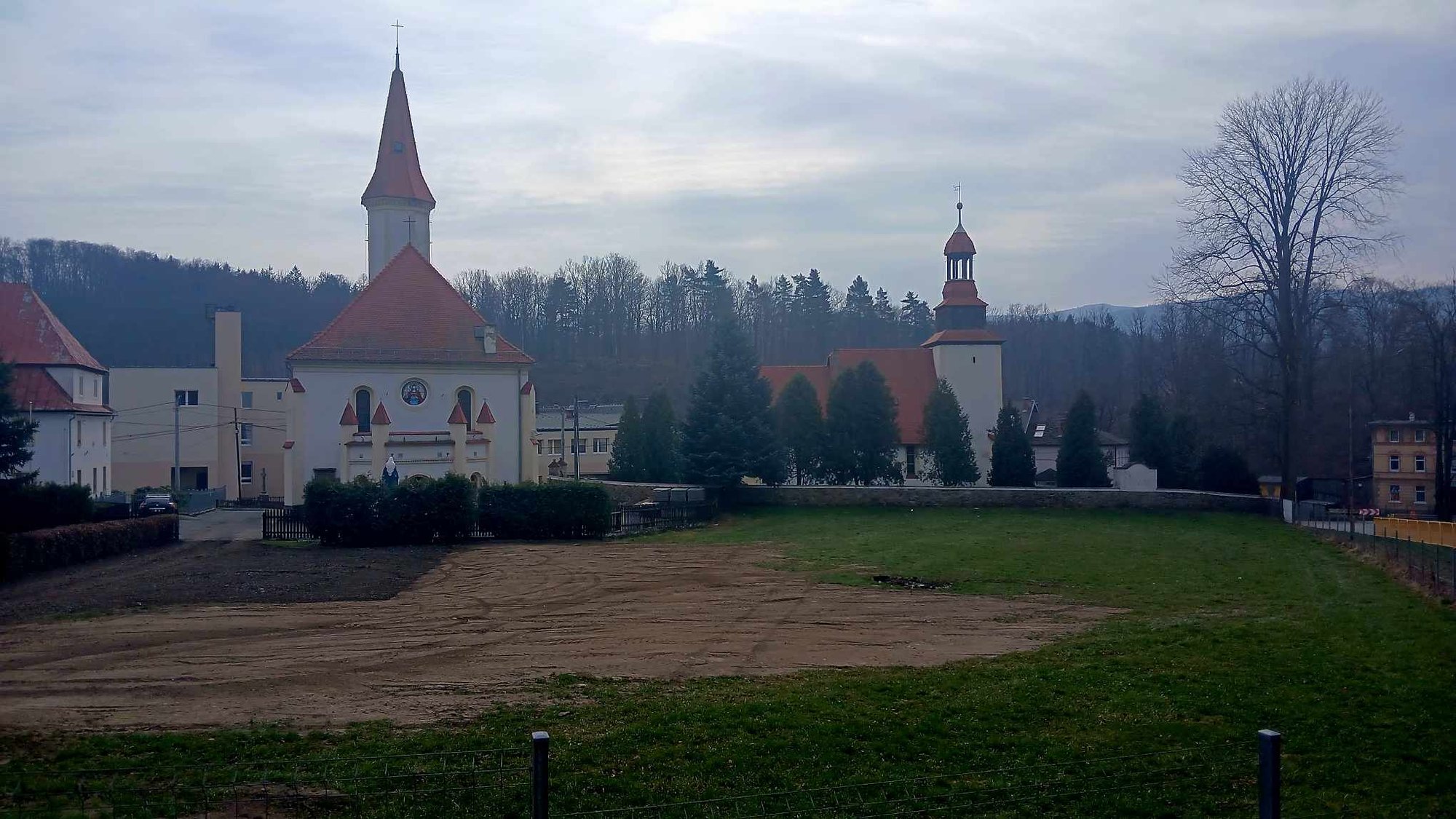 znak-zbrodni-na-dachu-koscioa-krzyz-pokutny-w-janowicach-wielkich-132096