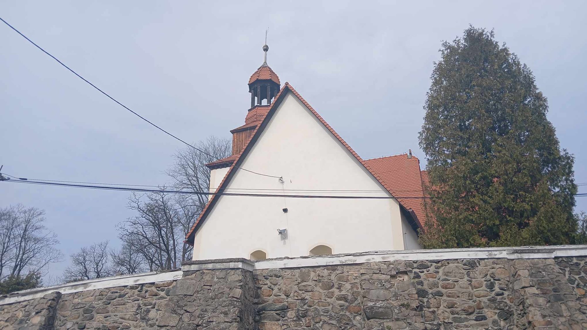 znak-zbrodni-na-dachu-koscioa-krzyz-pokutny-w-janowicach-wielkich-132096