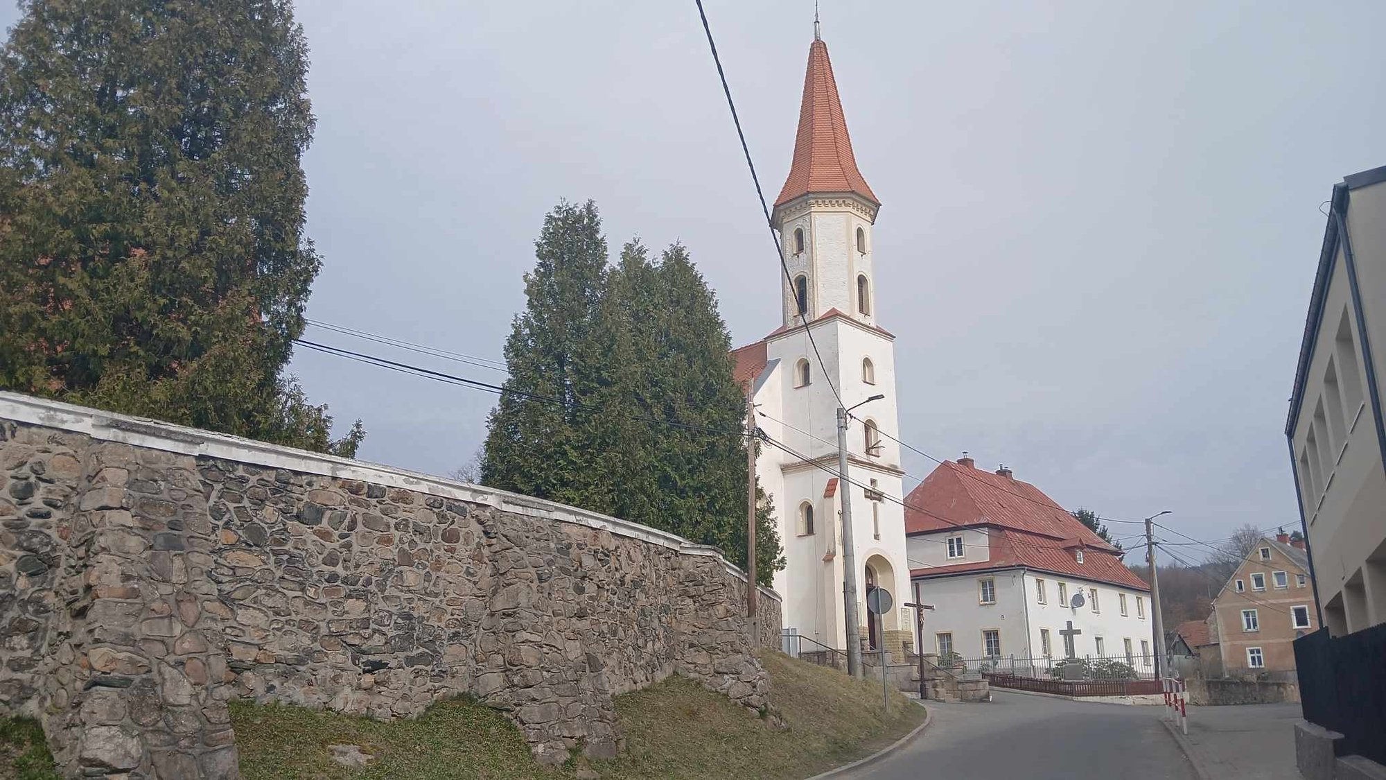 znak-zbrodni-na-dachu-koscioa-krzyz-pokutny-w-janowicach-wielkich-132096
