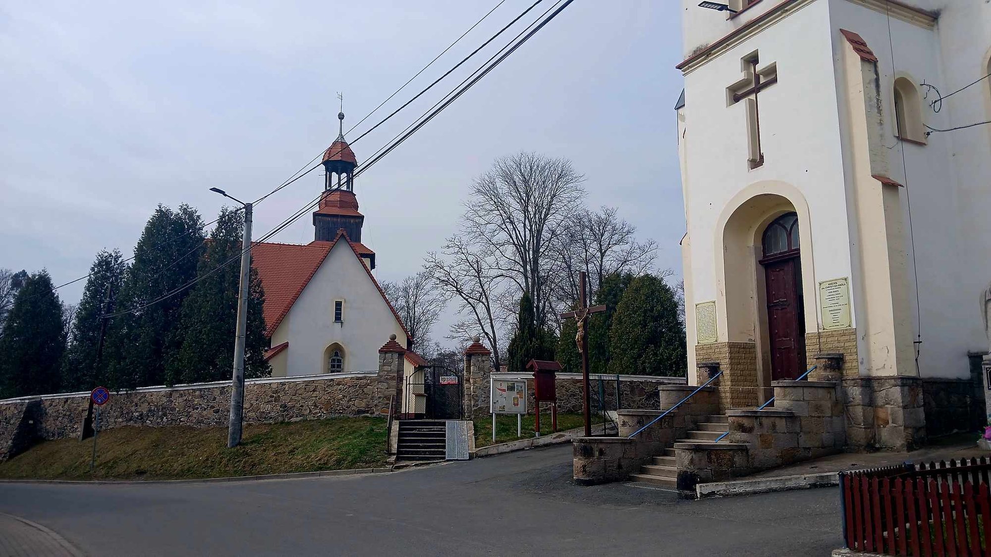 znak-zbrodni-na-dachu-koscioa-krzyz-pokutny-w-janowicach-wielkich-132096