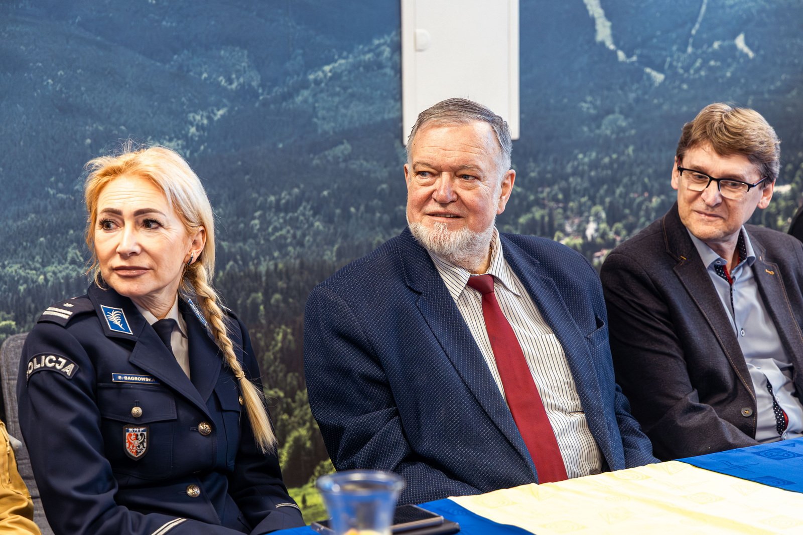 ksonis-nagradza-swoich-przyjacio-132114