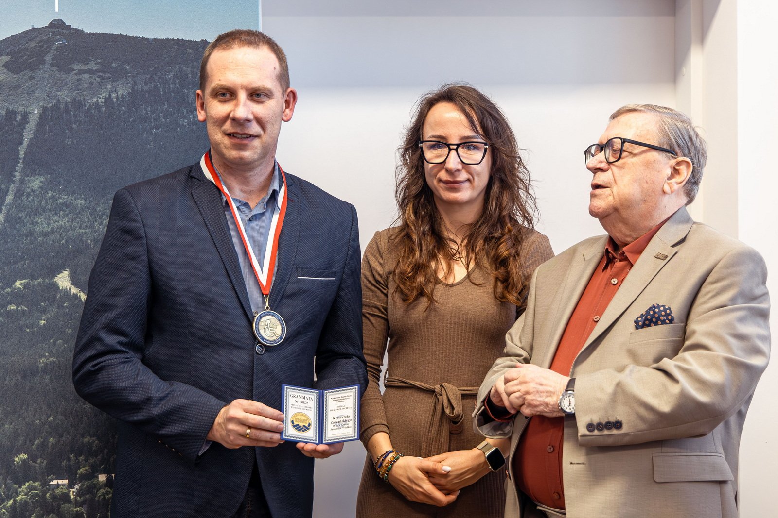 ksonis-nagradza-swoich-przyjacio-132114