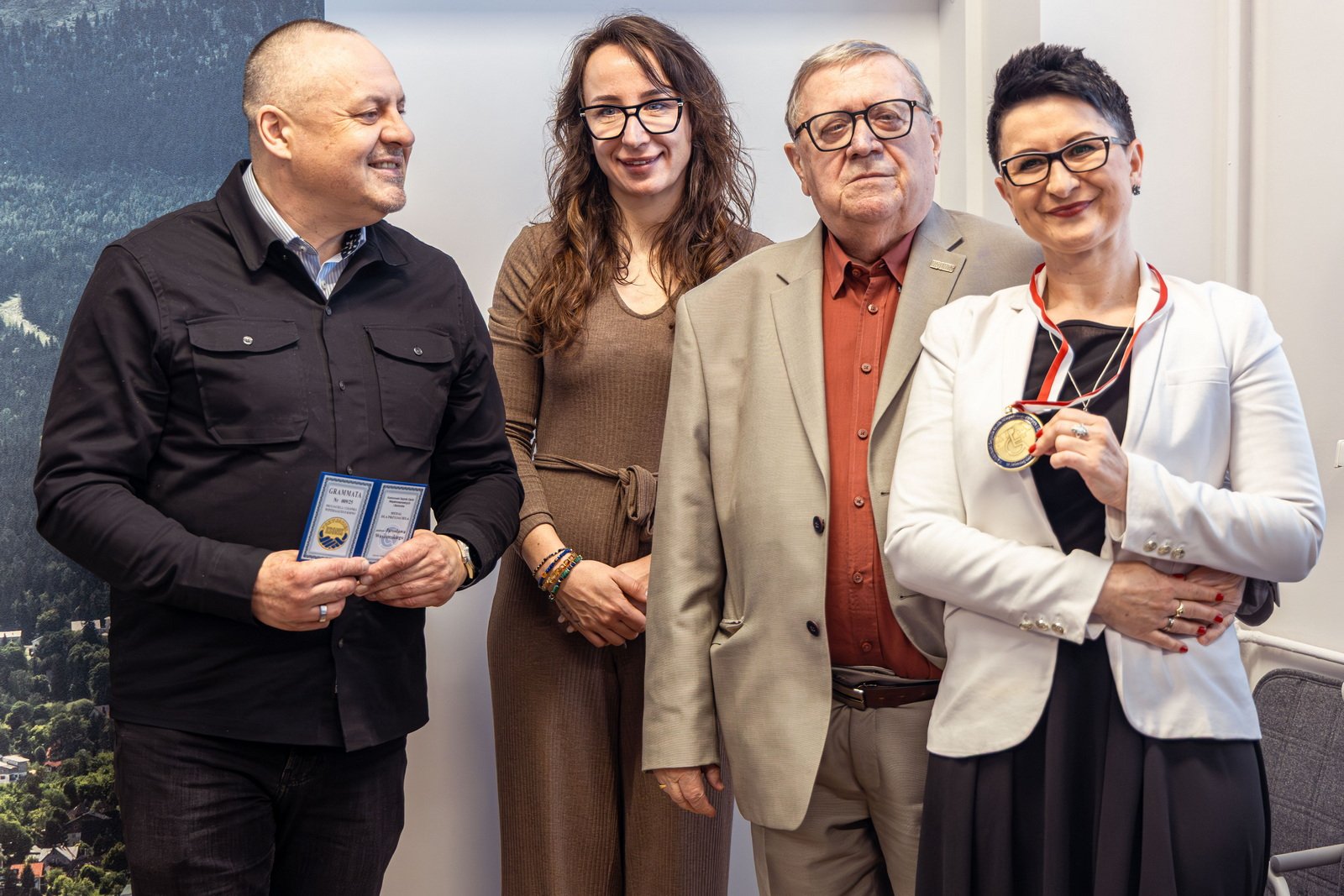 ksonis-nagradza-swoich-przyjacio-132114