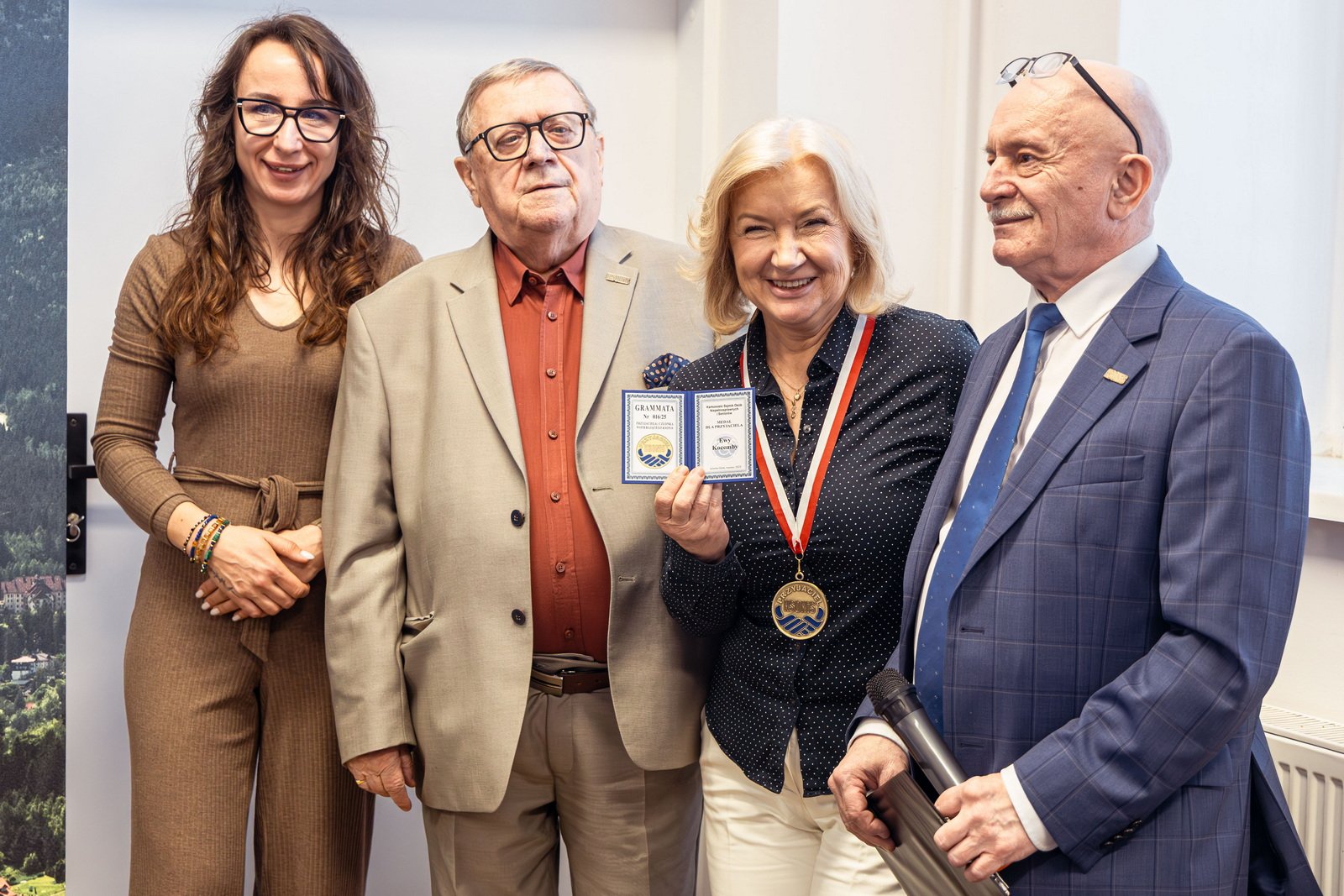 ksonis-nagradza-swoich-przyjacio-132114