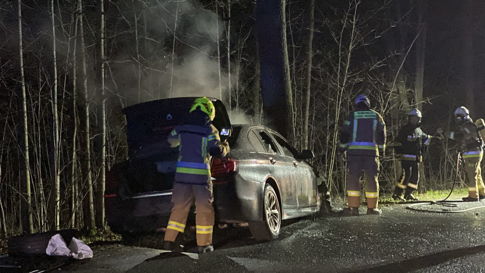 karpniki-bmw-uderzyo-w-drzewo-i-staneo-w-ogniu-132143