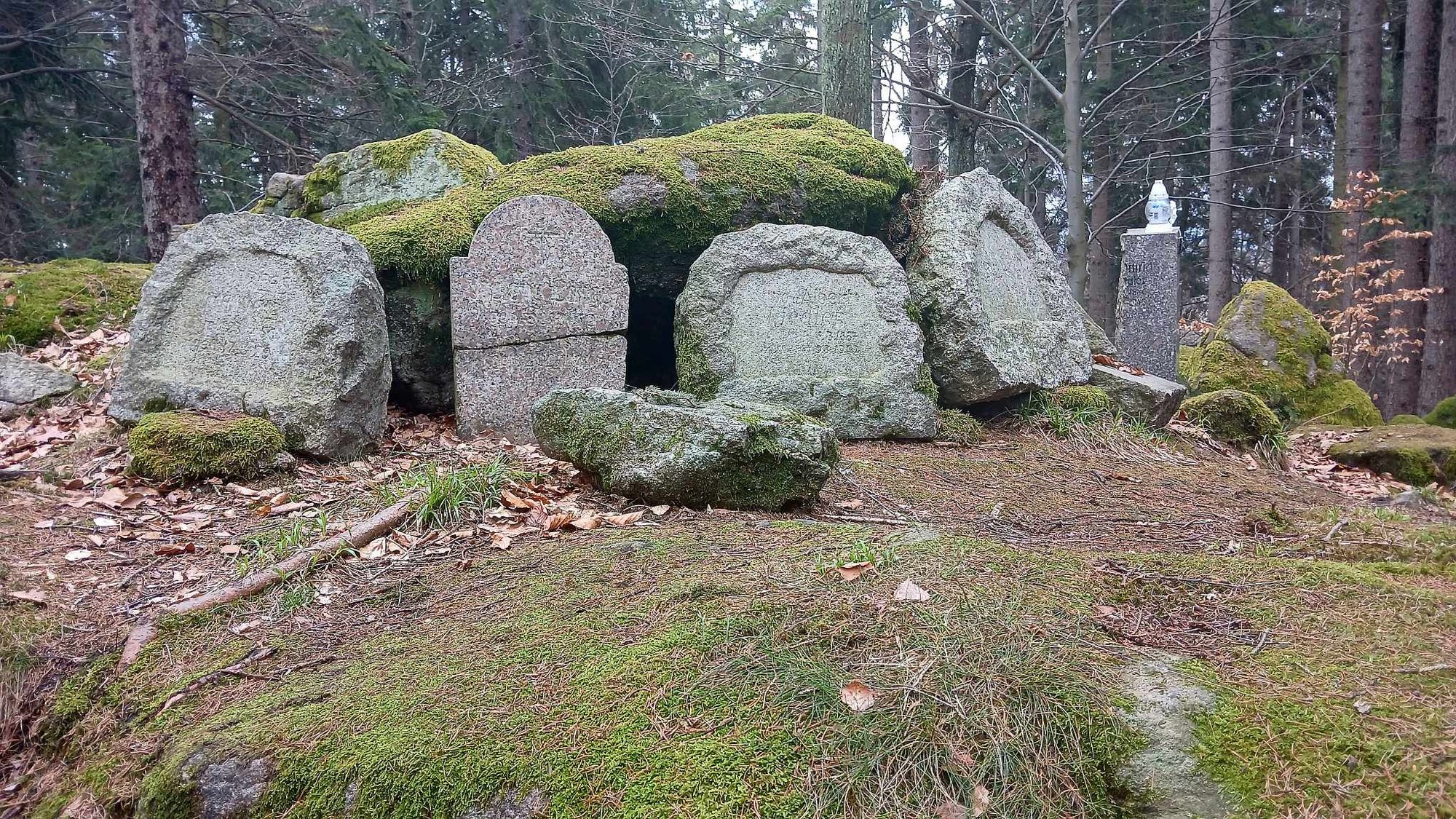 tu-grzebano-ofiary-zarazy-cmentarz-memento-w-piechowicach-132162