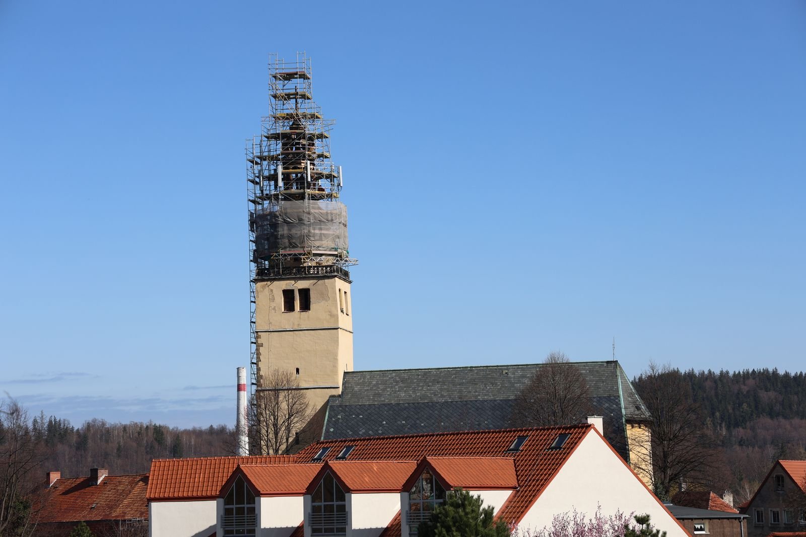 koscielna-wieza-w-rusztowaniach-132343