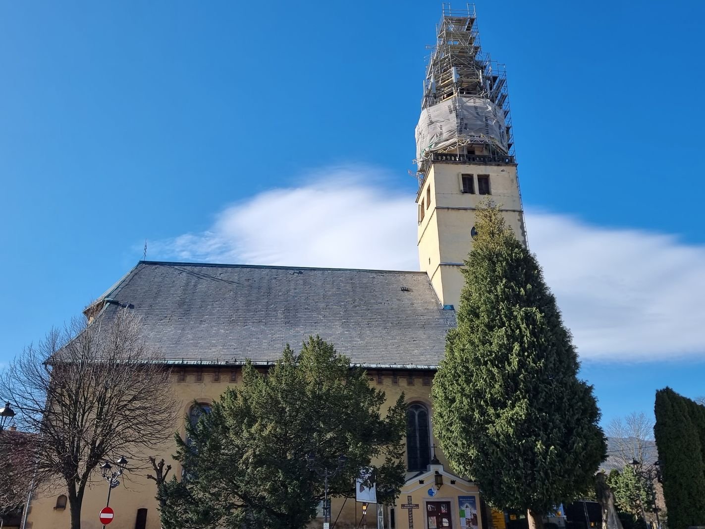 koscielna-wieza-w-rusztowaniach-132343