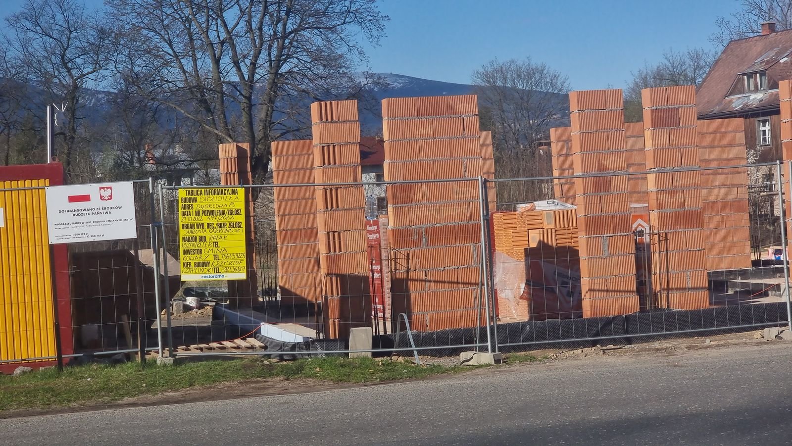 nowa-biblioteka-pnie-sie-w-gore-132444