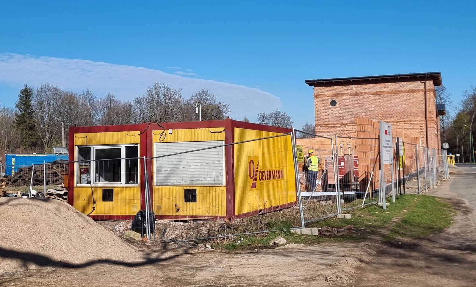 nowa-biblioteka-pnie-sie-w-gore-132444