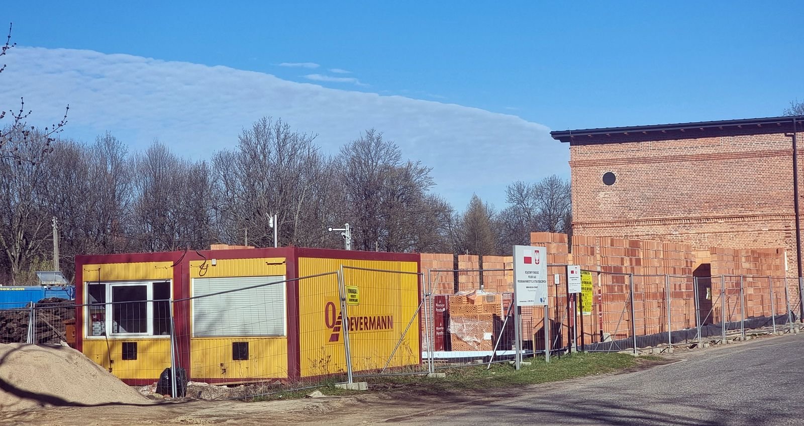 nowa-biblioteka-pnie-sie-w-gore-132444