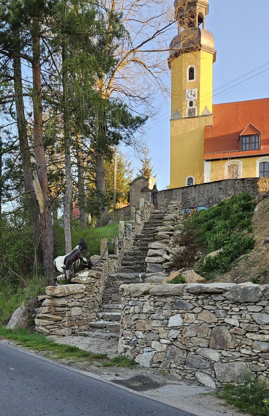 komu-przeszkadza-diabe-przy-kosciele-132462