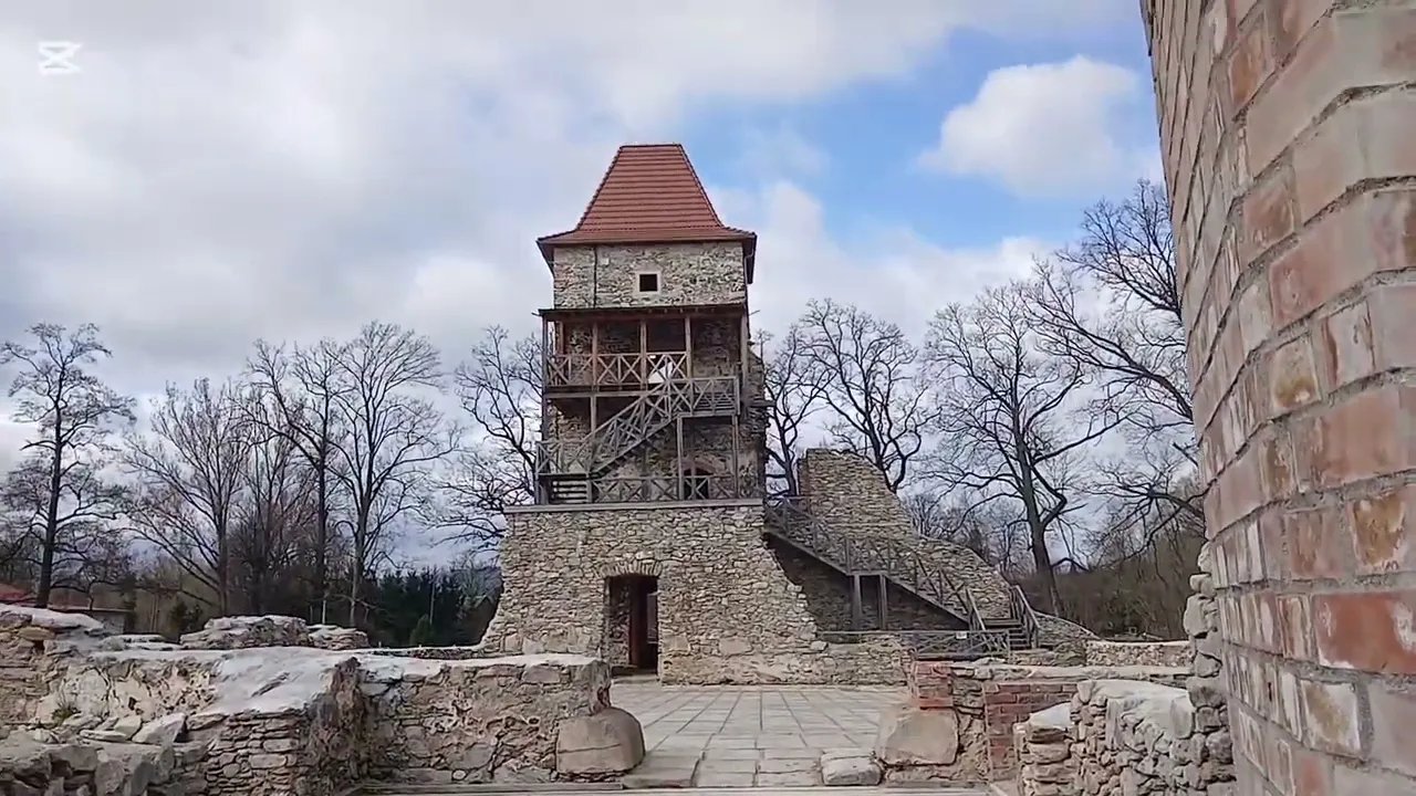 zamek-ktory-zamkiem-juz-nie-jest-ruiny-w-starej-kamienicy-132530