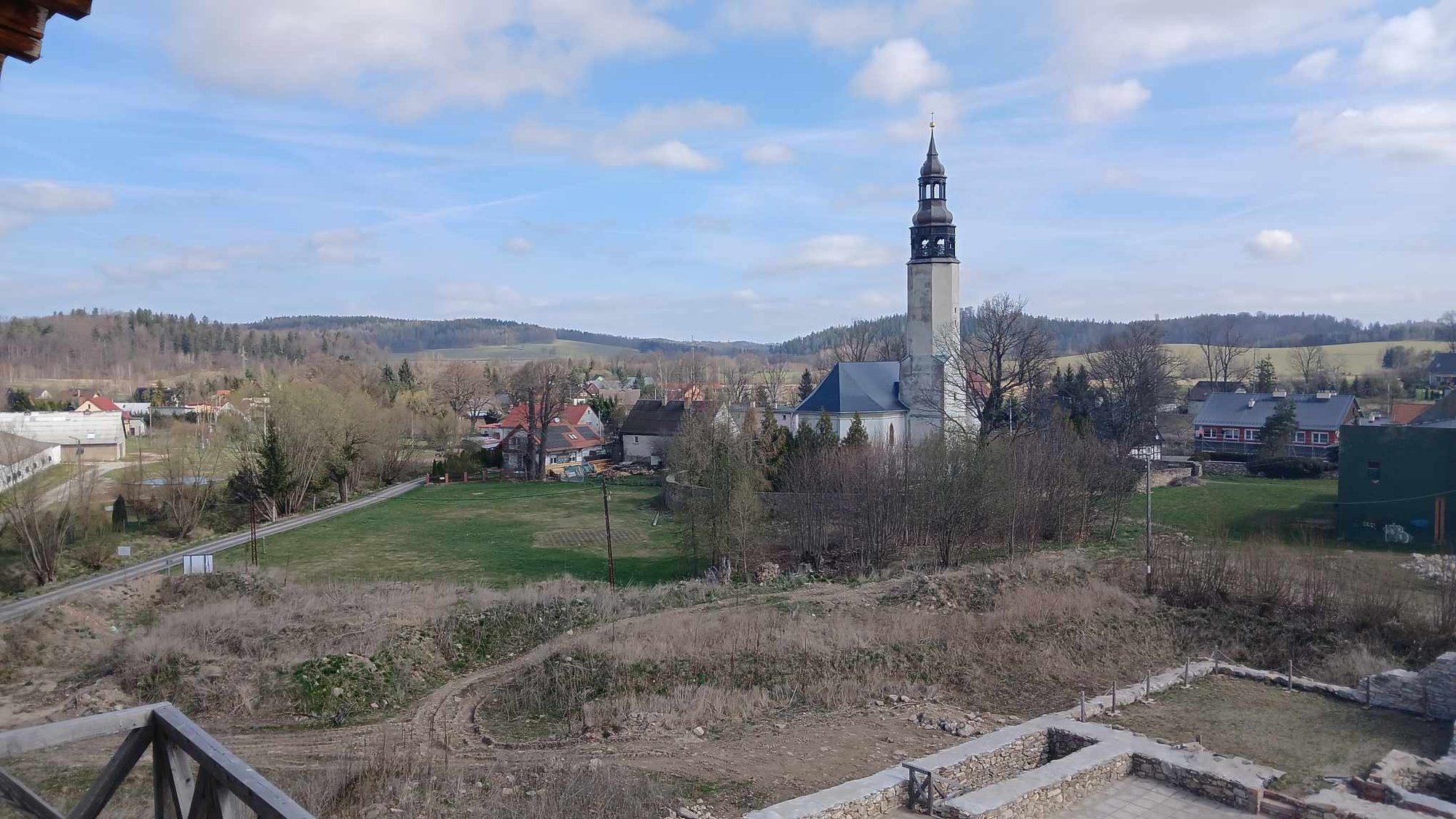 zamek-ktory-zamkiem-juz-nie-jest-ruiny-w-starej-kamienicy-132530