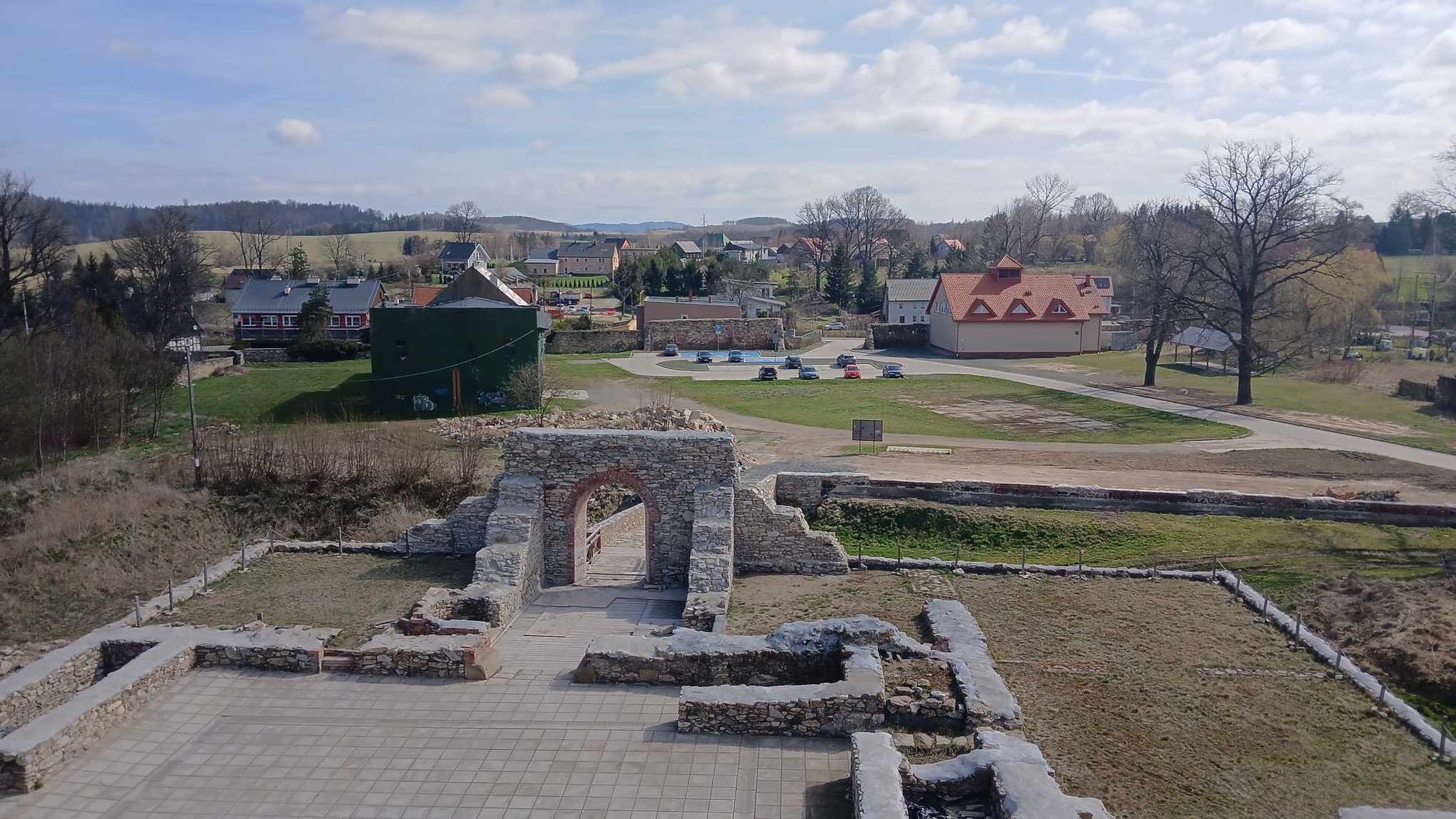 zamek-ktory-zamkiem-juz-nie-jest-ruiny-w-starej-kamienicy-132530