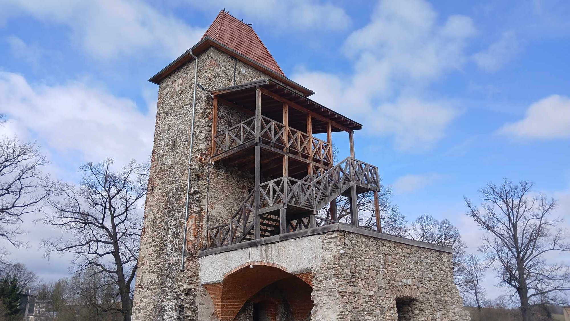 zamek-ktory-zamkiem-juz-nie-jest-ruiny-w-starej-kamienicy-132530