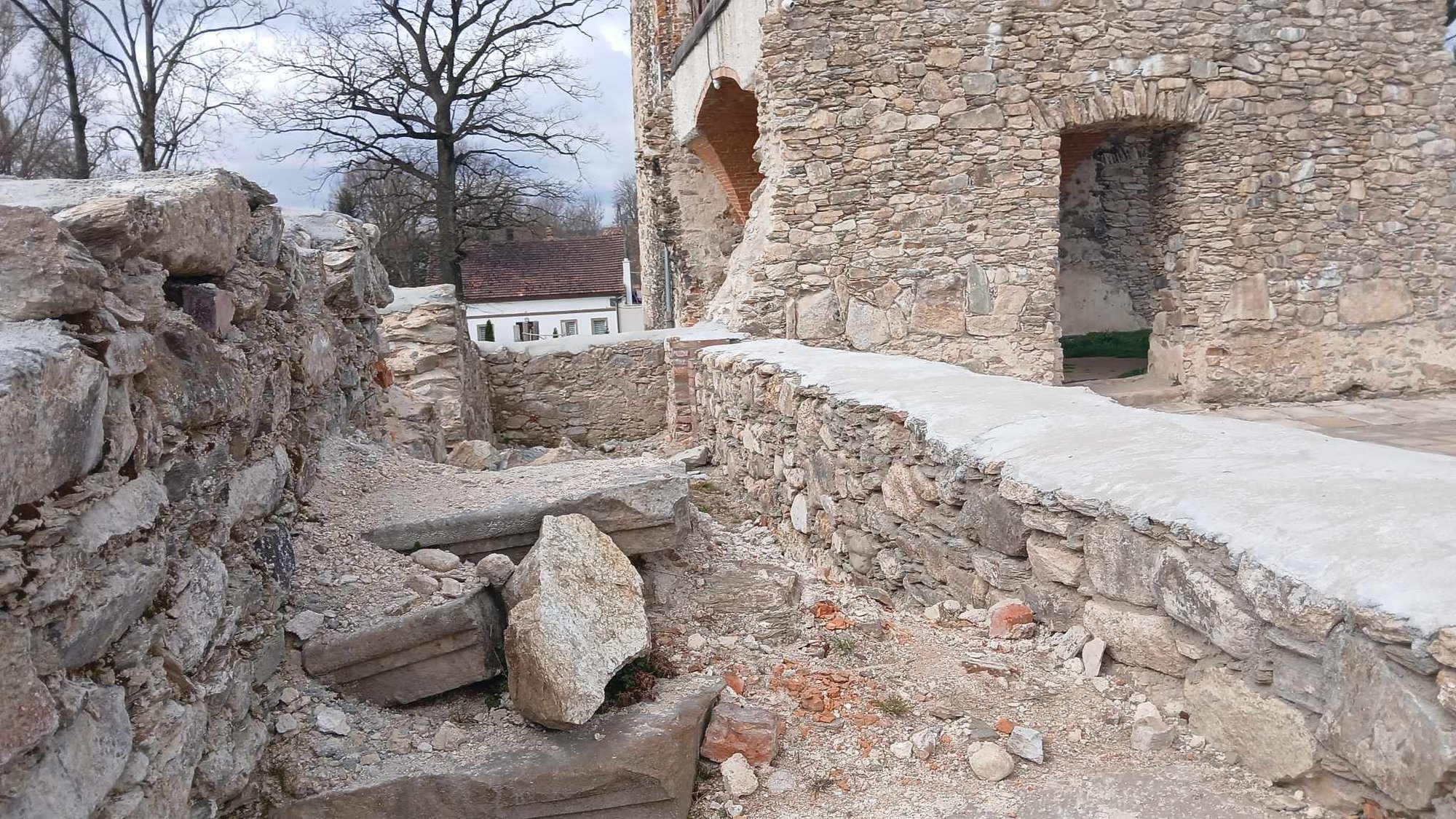 zamek-ktory-zamkiem-juz-nie-jest-ruiny-w-starej-kamienicy-132530