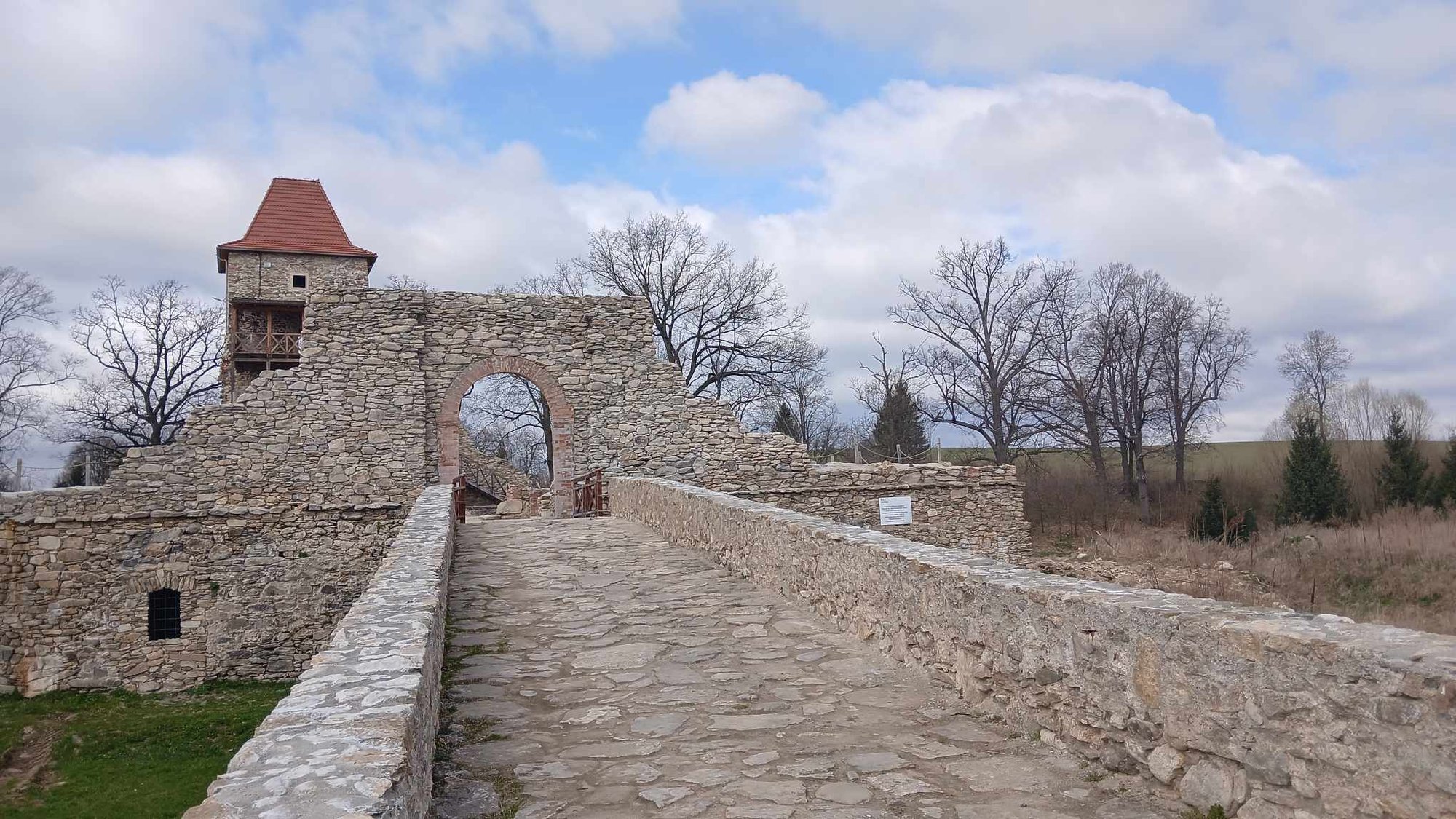 zamek-ktory-zamkiem-juz-nie-jest-ruiny-w-starej-kamienicy-132530