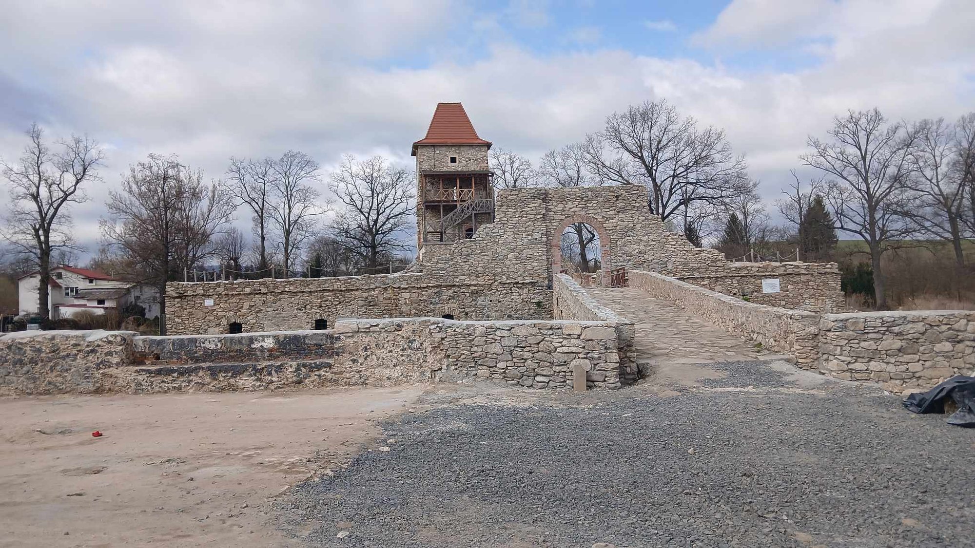 zamek-ktory-zamkiem-juz-nie-jest-ruiny-w-starej-kamienicy-132530