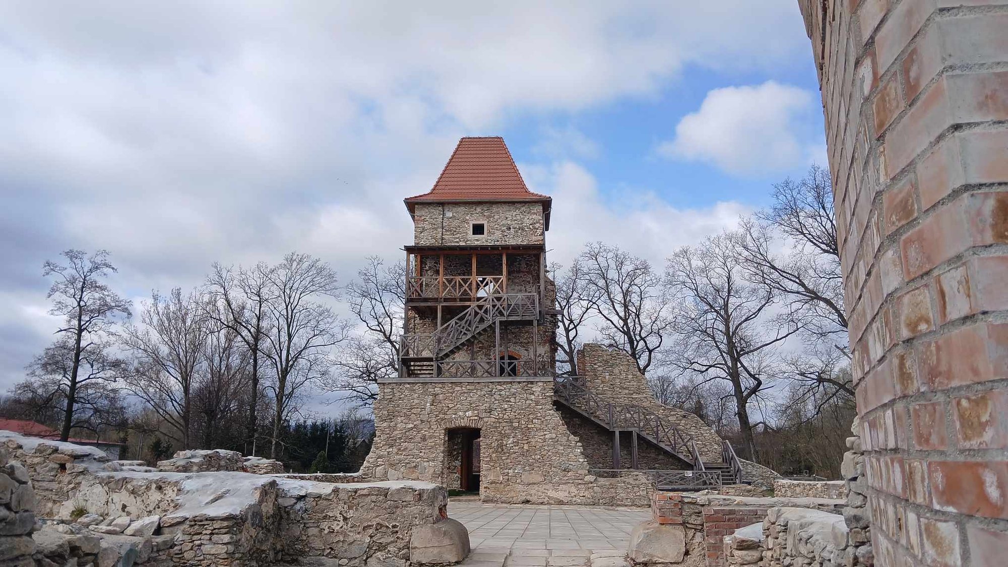 zamek-ktory-zamkiem-juz-nie-jest-ruiny-w-starej-kamienicy-132530