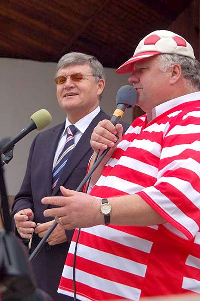 W. Lubański pozdrawia jeleniogórzan. Z prawej O. Poniźnik, z lewej ks. J. Stec i Z. Ładziński.