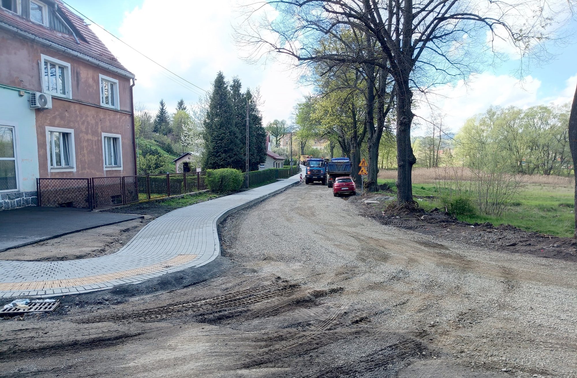 prace-na-drodze-powiatowej-w-janowicach-wielkich-132666