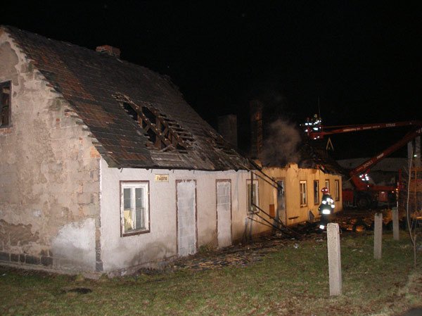 po-nocnym-pozarze-spona-opuszczony-dom-13319