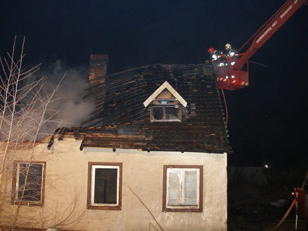 po-nocnym-pozarze-spona-opuszczony-dom-13319