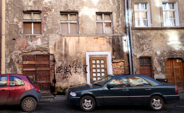 Uliczne parkingi w Jeleniej Górze są niestrzeżone. Na zdjęciu – ulica Krótka.