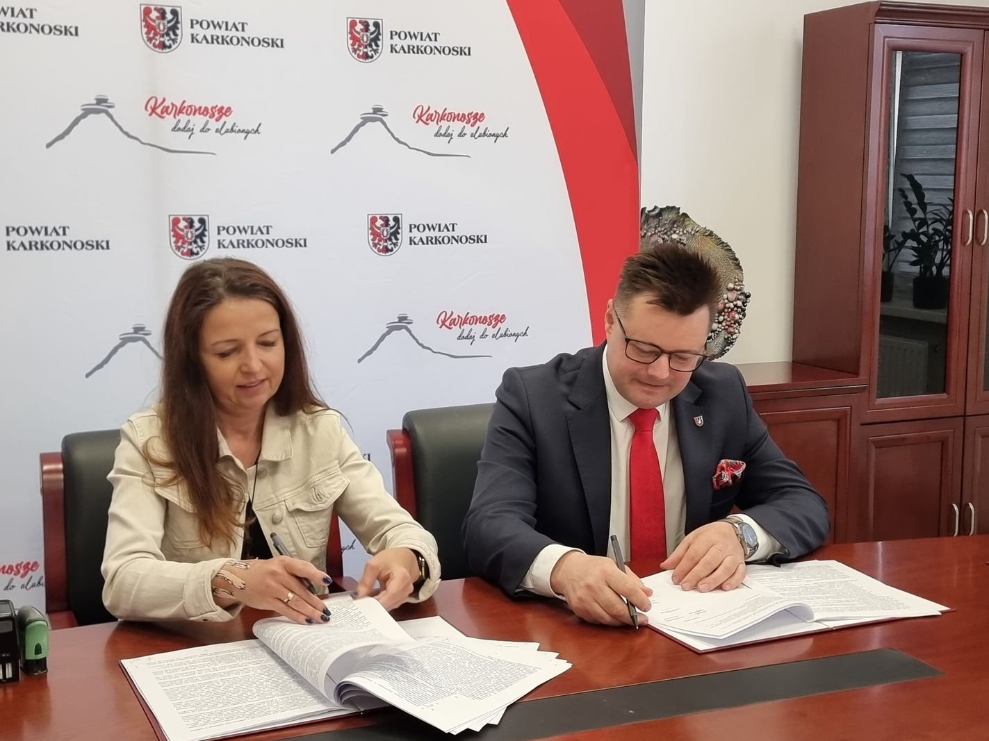 nowe-rondo-na-drodze-do-karpacza-podpisano-umowe-133475