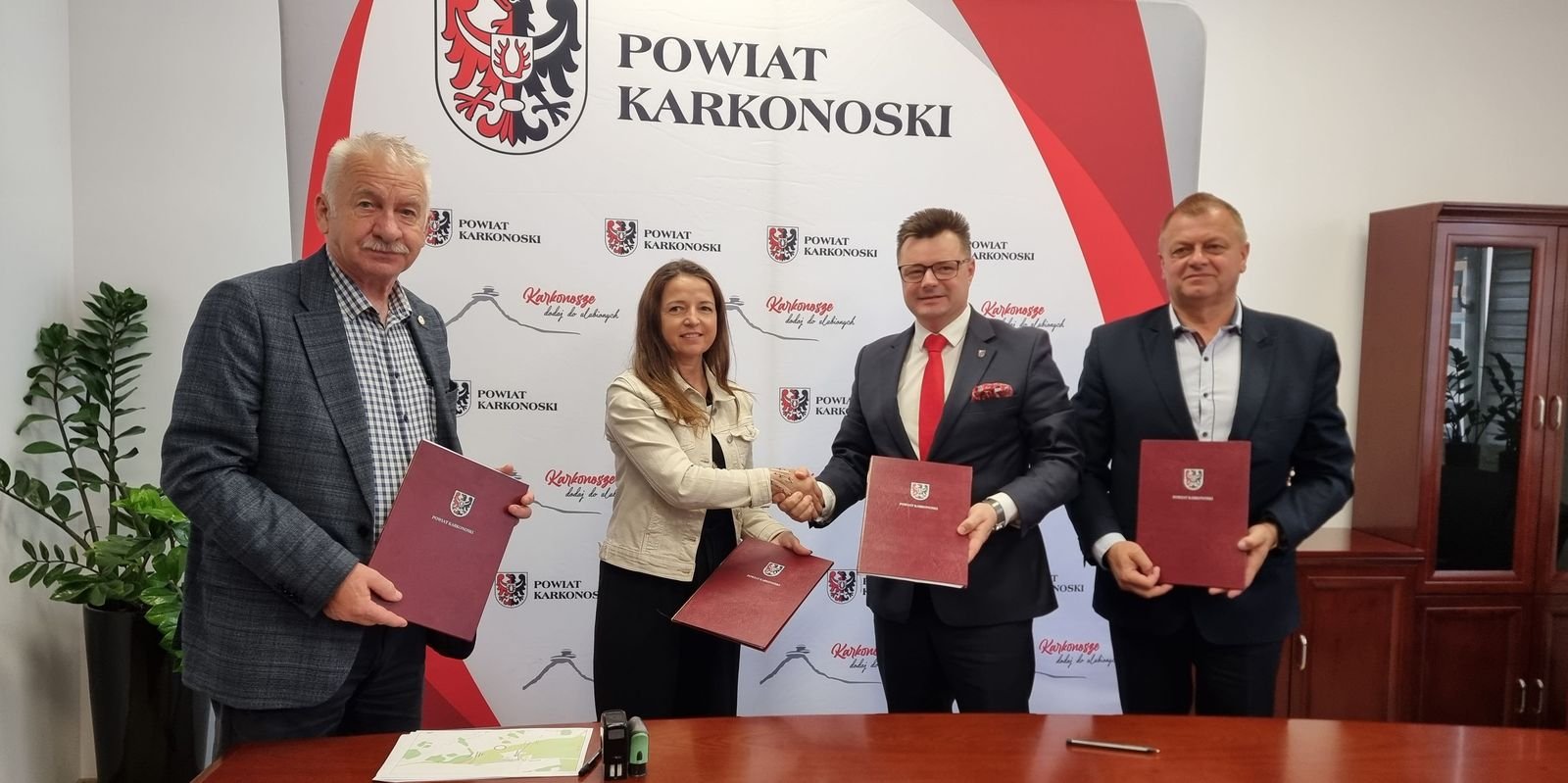 nowe-rondo-na-drodze-do-karpacza-podpisano-umowe-133475