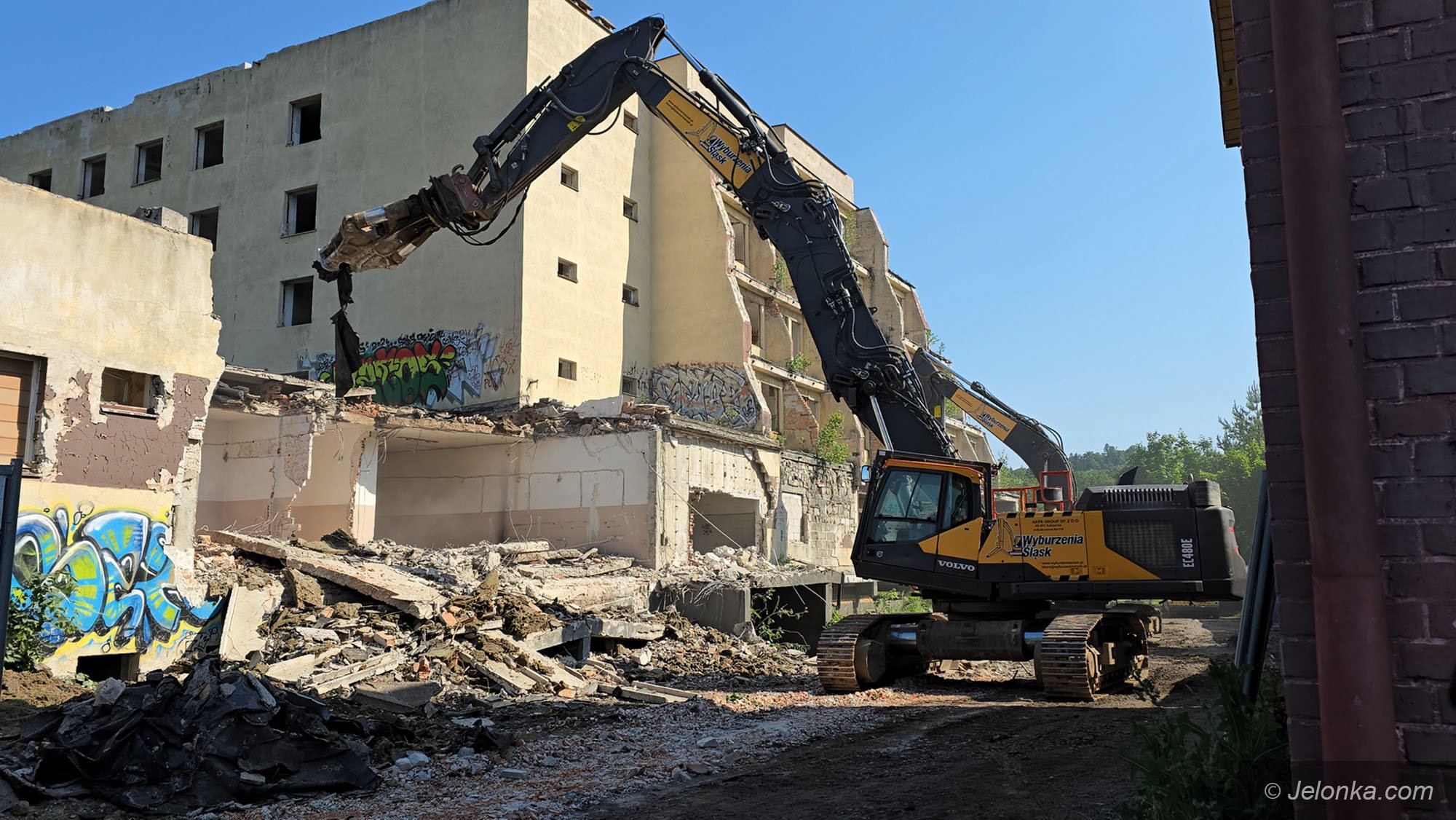 ruszyo-wyburzanie-ruin-hotelu-sudety-133693
