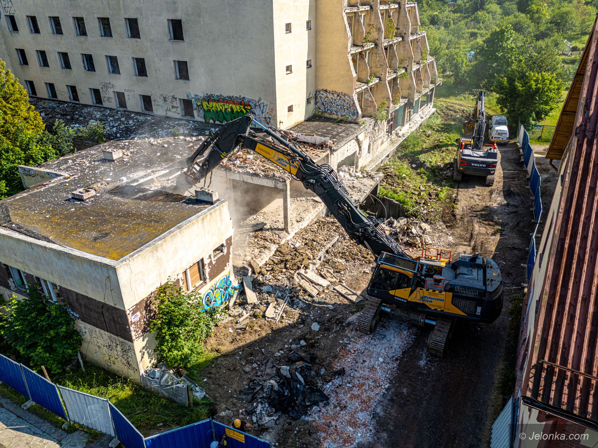 ruszyo-wyburzanie-ruin-hotelu-sudety-133693