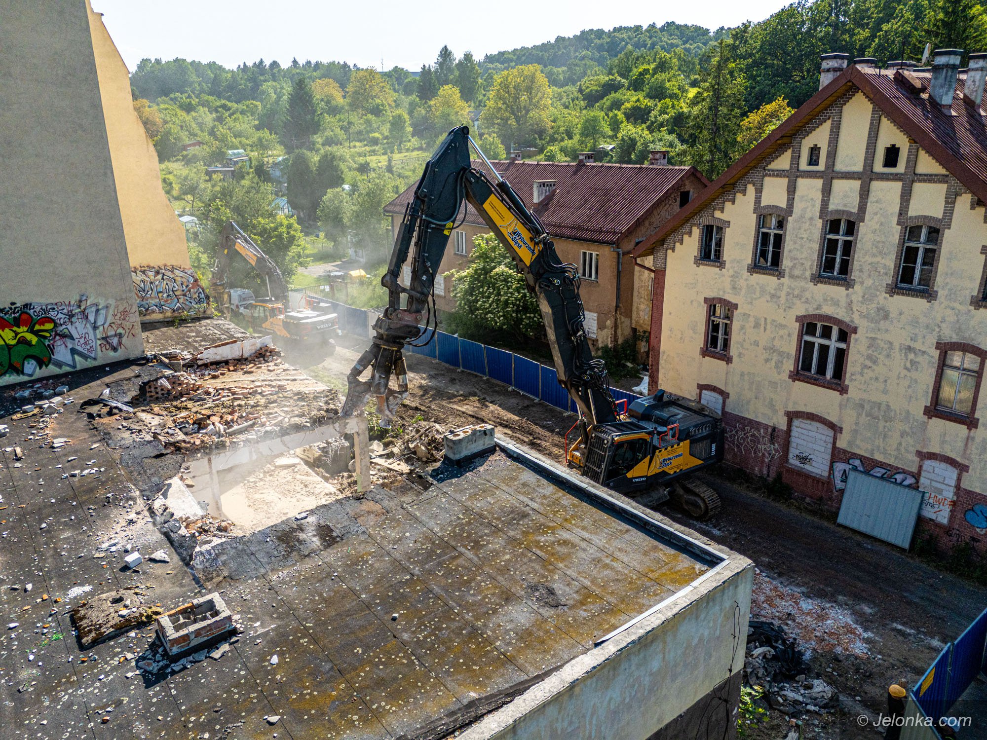 ruszyo-wyburzanie-ruin-hotelu-sudety-133693