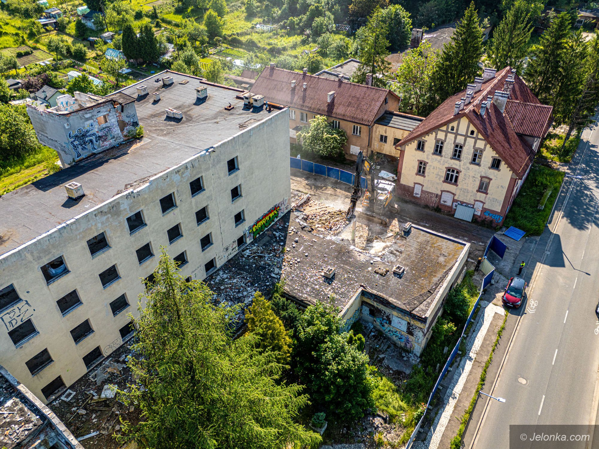 ruszyo-wyburzanie-ruin-hotelu-sudety-133693